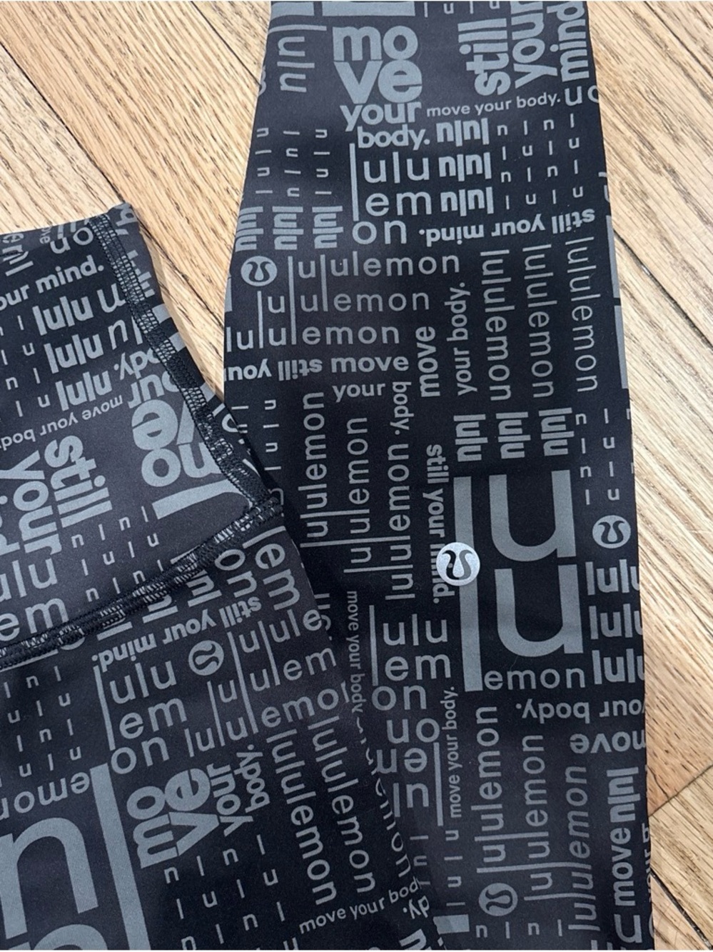 Lululemon black logo word mark leggings size 2 excellent condition - Picture 2 of 8